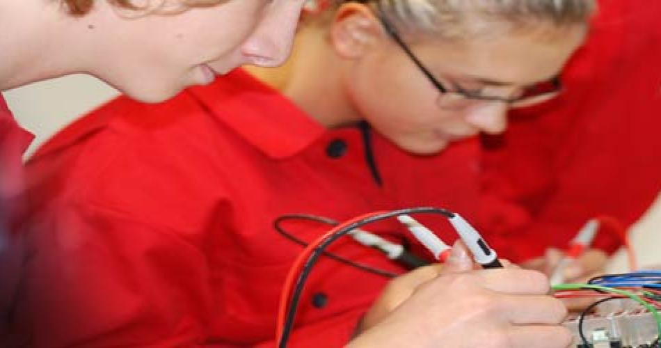 Bild mit Schülern bei der Arbeit